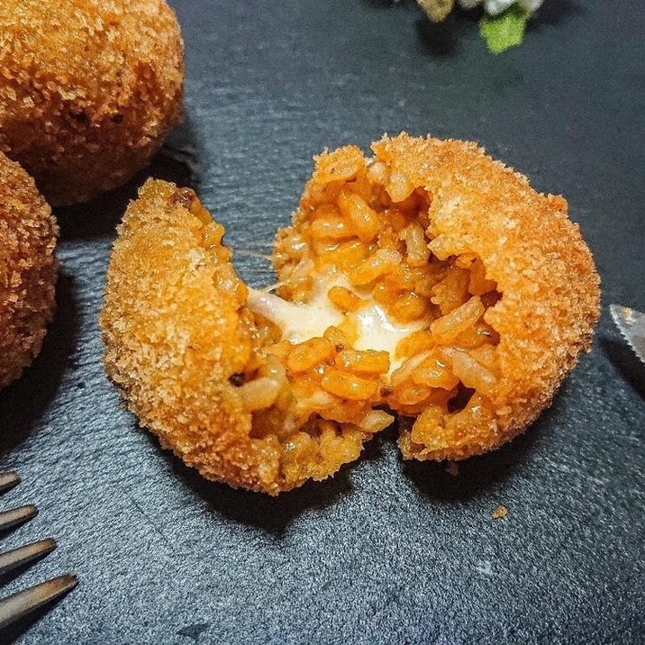 意外と簡単おつまみ!チーズとろけるライスコロッケ